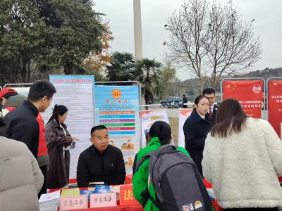 区总工会：弘扬宪法精神 让职工群众沐浴法治阳光