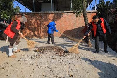 区融媒体中心：干群携手齐动手 清洁家园焕新颜