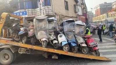 严管严查不松懈 咸安交警扎实推进“两三轮车”专项整治