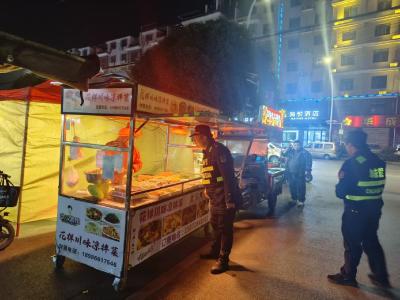 咸安城管夜市整治“刚柔并济”：以精细化管理擦亮城市“夜名片”