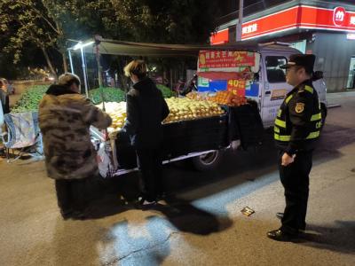 咸安城管开展夜间摊贩整治 兼顾烟火气与文明秩序