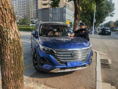 咸安城管：创新“路长制” 破解停车难题见实效