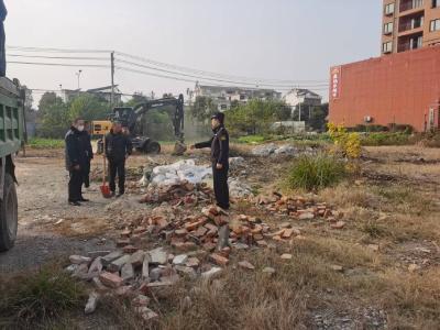 咸安城管快速响应清理积存垃圾 解决居民环境之忧