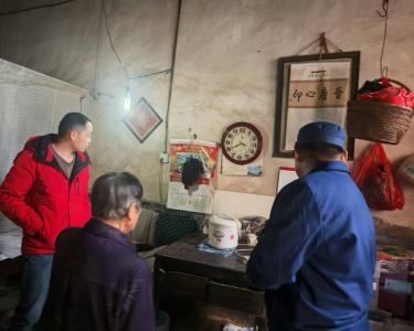 汀泗桥镇古田村：消防+村干部入户送安全 冬季防火知识暖透农家堂屋