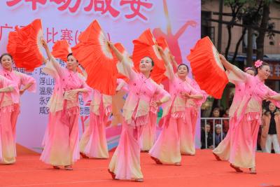 组图：“桂香泉韵·舞动咸安”2025年咸安区群众广场舞比赛精彩上演