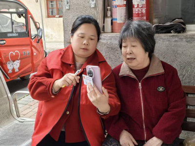 南大街社区：上门办年审 温情暖夕阳