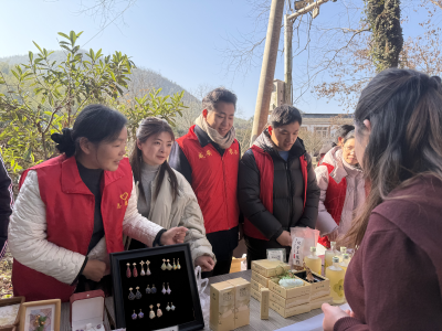 咸安“数字新农人”直播助农 洪口村年货节购销两旺