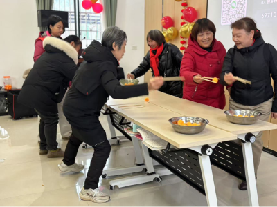 双龙社区：腊八粥香暖邻里 欢声笑语一家亲