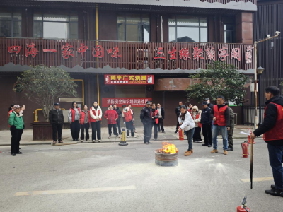温泉街道万年路社区：消防演练进小区 平安守护零距离  