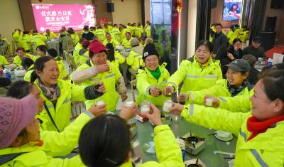 （待审）暖心团圆宴致敬城市美容师  400余名环卫工人共吃年饭喜迎新春