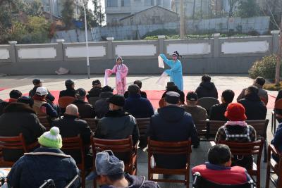 区文联：文艺暖夕阳 春联送福至 