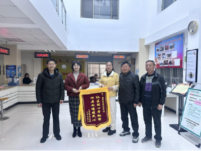 温泉街道桂花路社区：旧居改造焕新颜 业主赠旗致谢意  