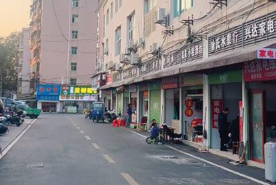 咸安城管：打通“梗阻点” 用心护学暖民心