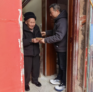 咸安：温暖送到榜样心坎上