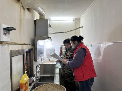 北正街社区开展冬季安全“敲门行动” 织密关爱防护网