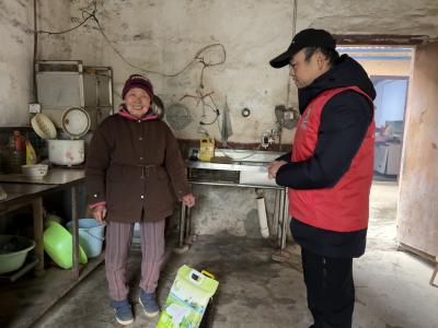向阳湖镇宝塔村：情暖腊八送温暖 走心慰问护平安