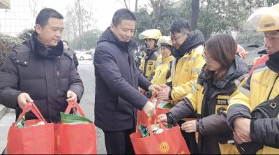 【新春走基层】情暖咸安·聚力同行 咸安区总工会为新业态劳动者送温暖