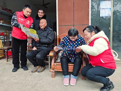 农贸市场里的“平安课堂” 咸安区向阳湖镇宣防行动筑牢安全网 