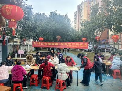 邻里携手搓麻花 欢声笑语暖社区