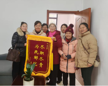 温泉街道滨河社区：为民解忧显担当 真情服务获锦旗  