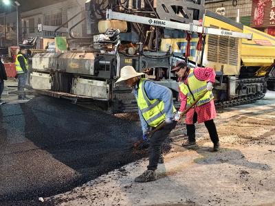 高桥镇：希望路刷黑工程高效完工