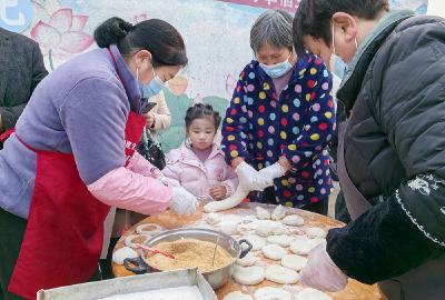 咸宁咸安：刨猪宴热闹开席 万余名游客体验乡村年味