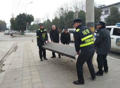 咸安城管联动汀泗桥镇开展环境治理行动