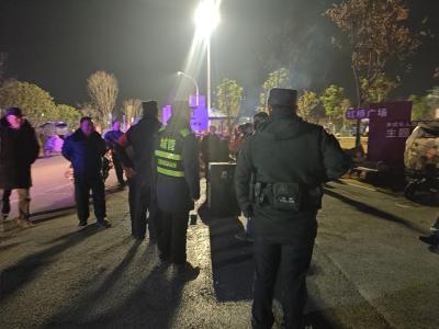 咸安城管联合多部门开展红桥广场噪声整治 守护新春安宁