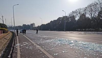 货车玻璃散落路面 咸安城管紧急排险保畅通