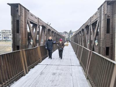 咸安城管暖心护航“冰上”红桥