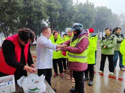 咸安爱心企业腊八节慰问环卫工人