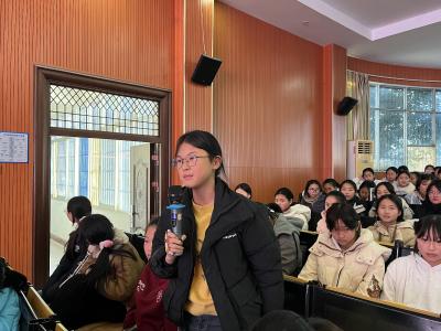 为青春护航，法治课堂筑起校园安全防线