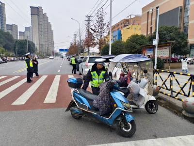 “柔性执法+精准管控” 咸安交警守护学生平安路