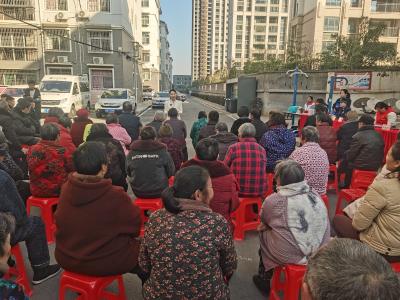 咸安：文明宣讲进社区 便民服务暖民心