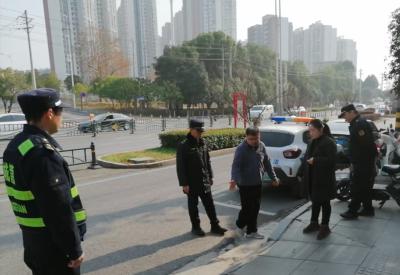 咸安城管协调清理不合理停车位 畅通通道除隐患