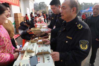 区市场监管局为双溪桥镇“刨猪宴”暨年货大集筑牢食品安全防线