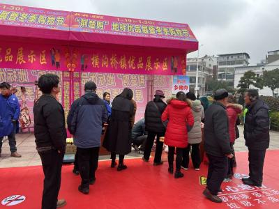 横沟桥特色农产品展销火热 “荆楚购”购物节掀起乡土采购潮