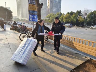 咸安城管 “双线发力” 护航同惠广场集市