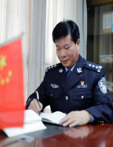 穿在身上的荣光，刻在心上的忠诚：一位老警察的警服叙事