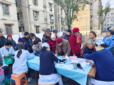 凤凰社区：邻里同心筑平安，福字传情暖寒冬