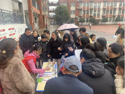 咸安：组团送安全 反诈禁毒消防宣传护航寒假