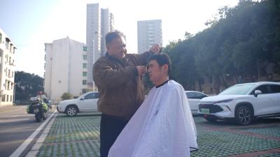 咸安爱心志愿者节前上门为交警义剪
