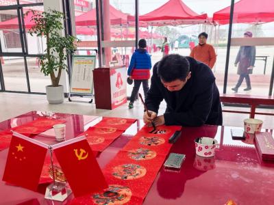 贺胜村农家书屋开展迎新春写春联活动