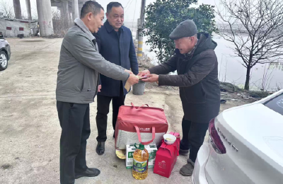 “敲门送暖”！向阳湖镇“新春大礼包”已送达困难群众家中