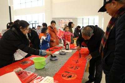 区图书馆：墨香迎丙午 妙笔绘新春