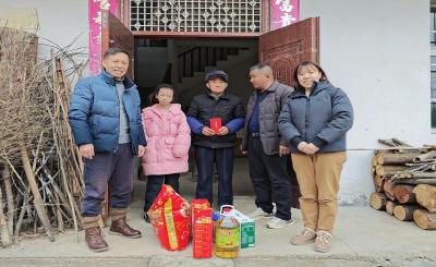 马桥镇：走访慰问暖民心 代表关怀助成长