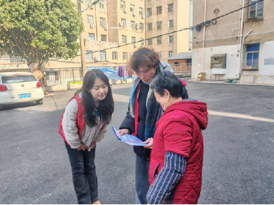 温泉街道岔路口社区：青春志愿暖寒冬