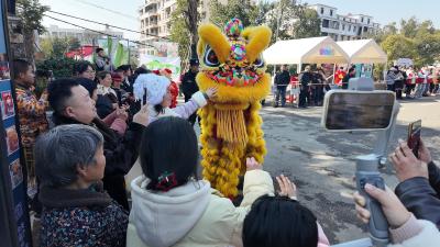 【新春走基层】“书香暖大幕·拓印迎新春” 咸安区图书馆非遗拓印进乡集