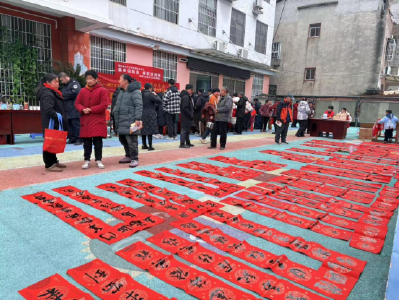 温泉街道泉塘社区：墨香迎新春 春联送祝福  