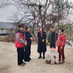 汀泗桥镇聂家村：新春慰问暖人心 持续帮扶显温情